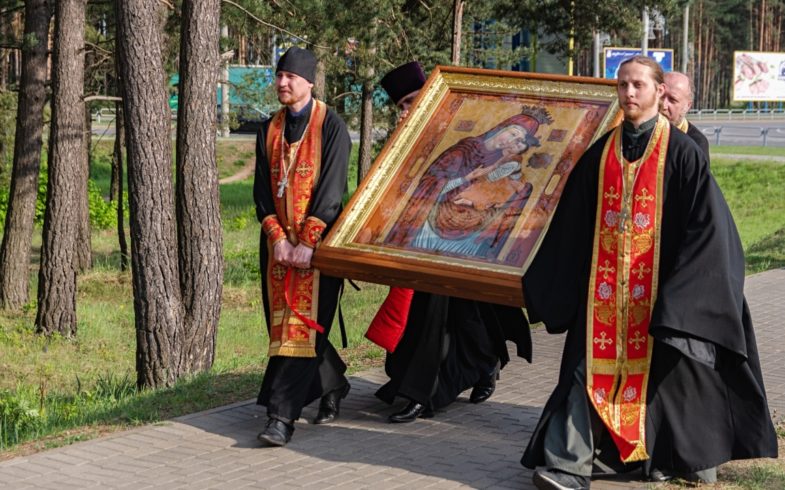 Настоятель Троицкого прихода принял участие в общегородском крестном ходе с чудотворной иконой Божией Матери «Велятичская»
