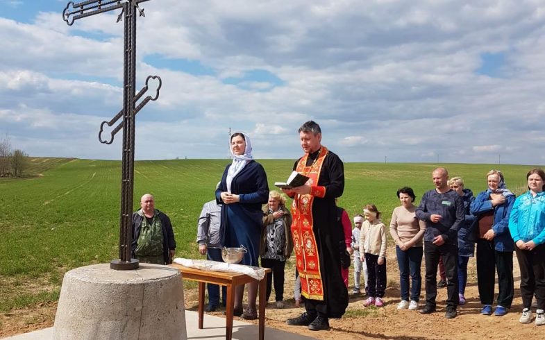 В деревне Малая Тростеница произошло важное событие: здесь освятили поклонный крест