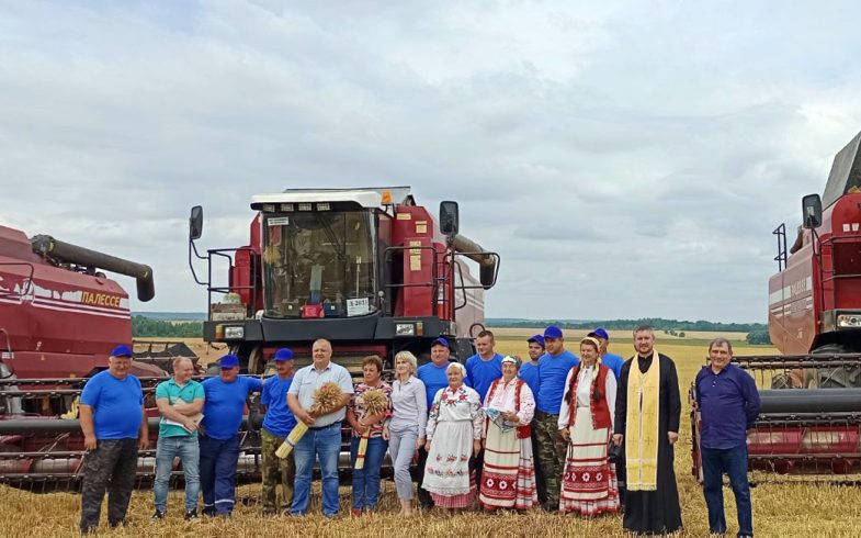 В «Зажинках» в деревне Заболотье принял участие настоятель нашего храма Василий Рубцов